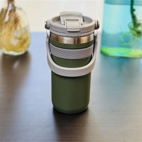 Travel Mug Tumbler With Straw Lid And Handle 550 ML Travel Coffee Mug Portable Vacuum Stainless Steel Reusable Insulated Thermos Flask For Hot & Cold Drinks/Coffee/Tea/Beer (Olive Green)